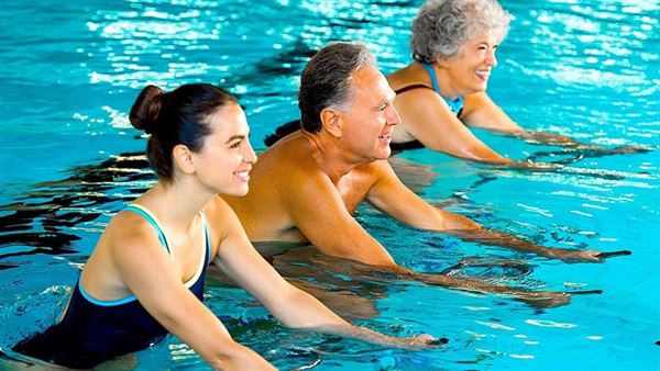 Bơi lội – Môn thể thao phù hợp với người bị Viêm thoái hóa khớp gối