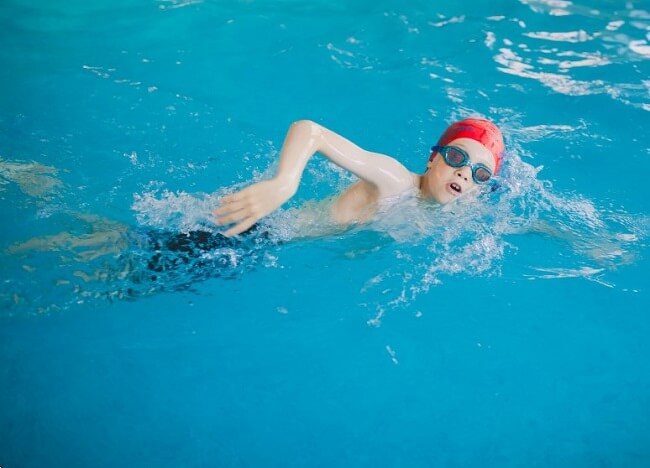 Bơi lội giúp tăng cường sức khỏe xương khớp