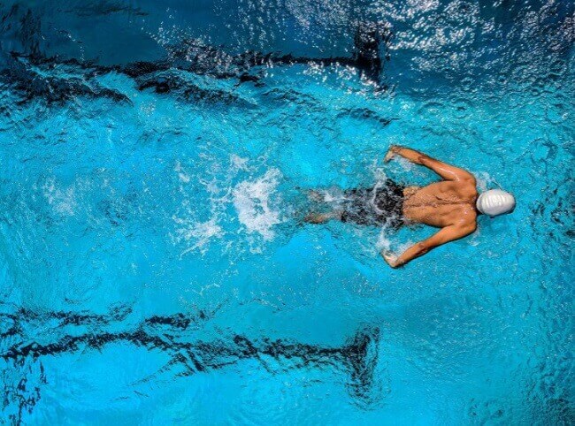 Hoạt động bơi lội rất tốt cho người thoái hóa đốt sống lưng
