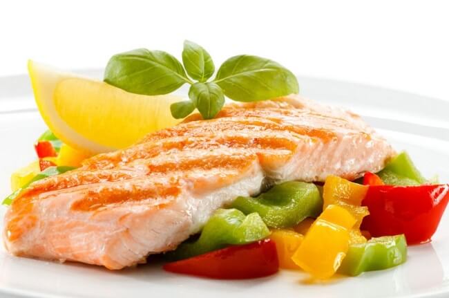 Bổ sung omega-3 từ cá hồi cho người bệnh hẹp ống sống