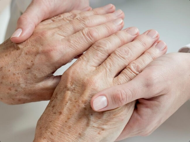 Cứng khớp tay có thể xảy ra trong bệnh viêm khớp