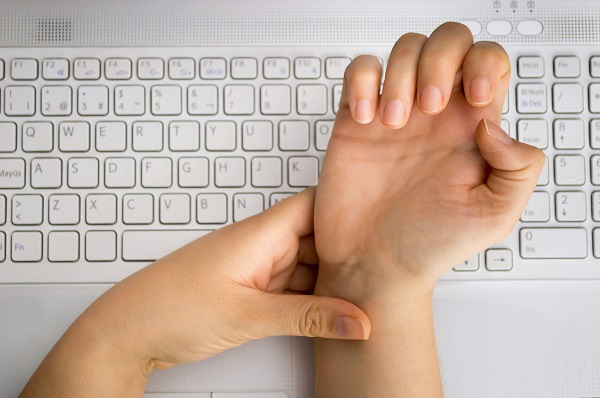Người bệnh thường xuyên đánh máy tính dễ mắc thoái hóa khớp tay