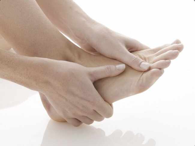 Đau khớp chân xảy ra tại cổ chân, bàn chân và ngón chân