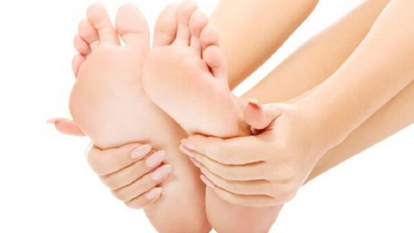 Người bị thoái hóa khớp chân có cảm giác đau nhức ở bàn chân 
