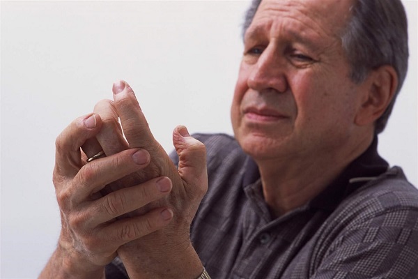 Đau và cứng khớp là 2 triệu chứng điển hình của bệnh thoái hóa khớp tay