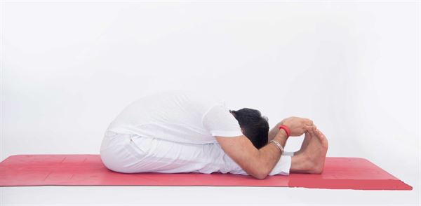 Kéo giãn cơ lưng nhờ động tác yoga đơn giản