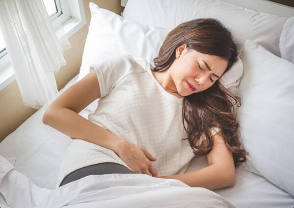 Khương hoạt chữa đau bụng do phong ở phụ nữ sau sinh