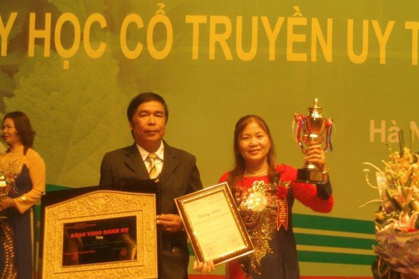 Lương y Nguyễn Công Sáu đón nhận Bảng vàng danh dự của Viện nghiên cứu Nhân tài Việt Nam