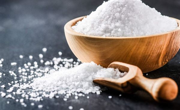 Người bị viêm khớp chỉ nên dùng lượng muối 1.500 mg/ ngày