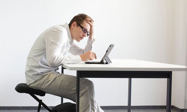 Ngồi làm việc sai tư thế gây nhiều tác hại xấu tới sức khỏe