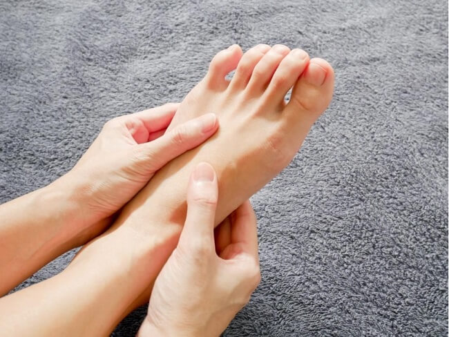 Tê chân có thể kèm theo triệu chứng đau mỏi cho người bệnh