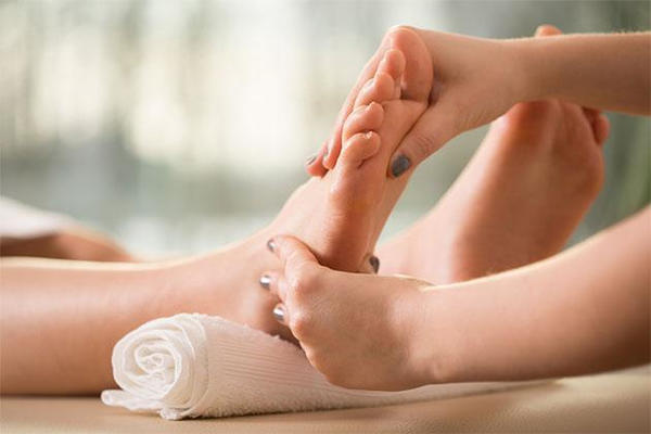 Massage chân mỗi tối giúp máu lưu thông và loại bỏ tình trạng tê chân
