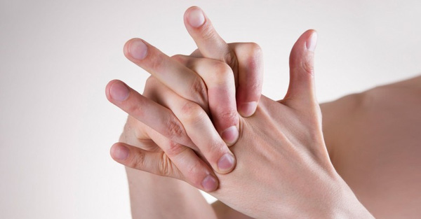 Tê tay là bệnh lý thường gặp ở người lớn tuổi