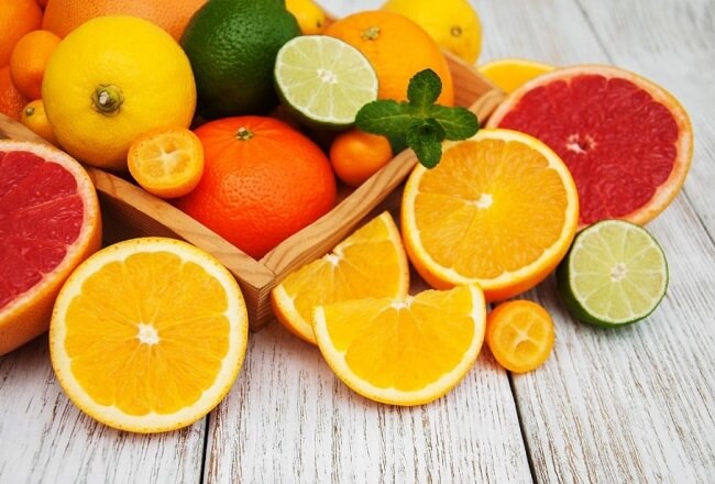 Người bị khô khớp nên ăn nhiều trái cây chứa vitamin C