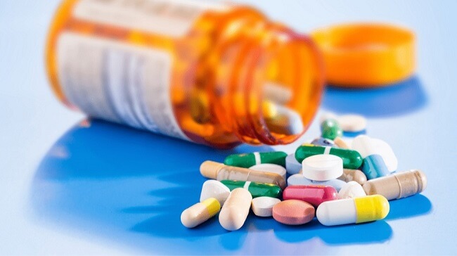 Triamcinolone gây tương tác với nhiều thuốc khác