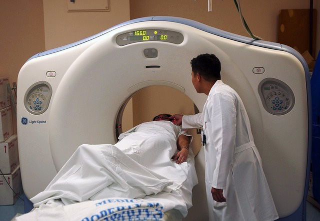 Chụp CT scan để chẩn đoán bệnh trượt đốt sống