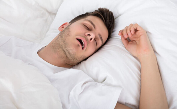 Ngủ sai tư thế có thể gây biến dạng cột sống