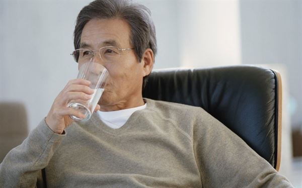 Uống đủ nước là “chìa khóa vàng” giúp loại bỏ viêm khớp gối