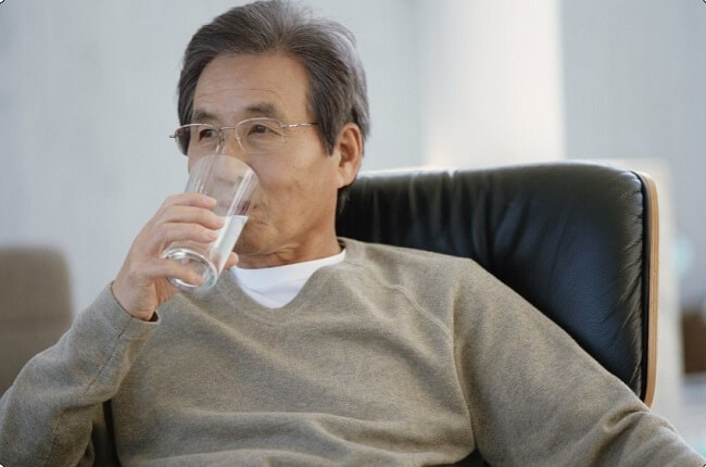 Uống nhiều nước khi sử dụng thuốc zoledronic acid