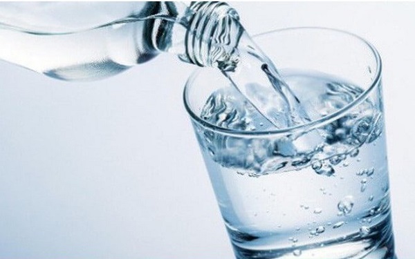 Uống nhiều nước để tăng thải trừ acid uric và chất độc ra ngoài cơ thể