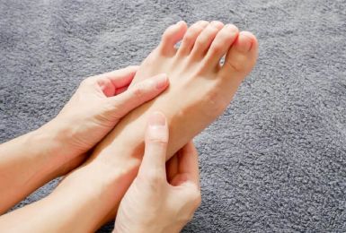 Cảnh báo: Triệu chứng tê bì chân tay nguy hiểm hơn bạn nghĩ