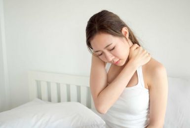 Ngủ dậy bị đau cổ làm sao để khắc phục?