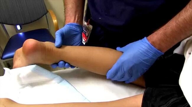 Thăm khám bệnh nhân đau gót chân