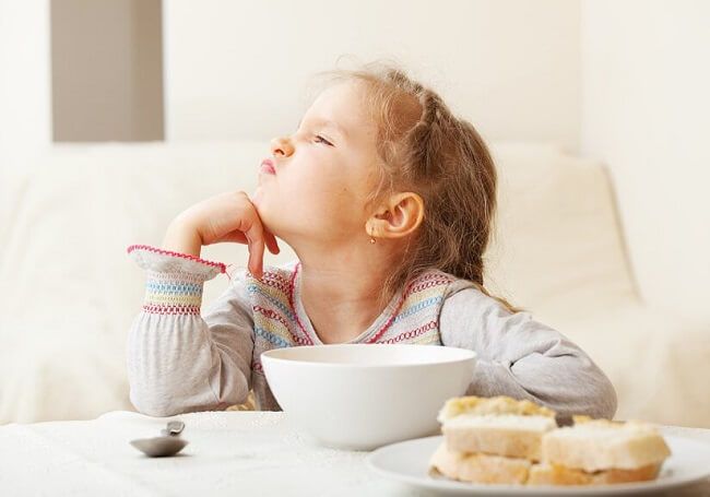 Lười ăn suy dinh dưỡng gây vẹo cột sống ở trẻ nhỏ