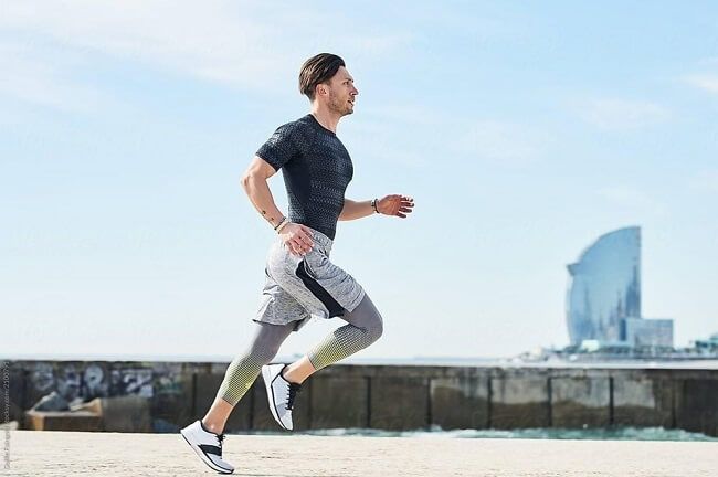 Ngăn ngừa căng cơ háng bằng cách khởi động trước khi chạy