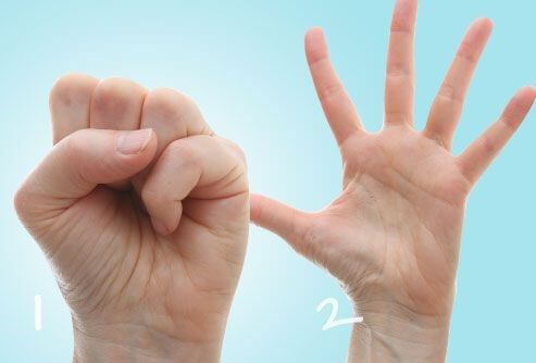 Động tác nắm tay giúp ngón tay linh hoạt