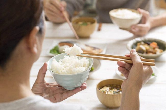 Người bị bệnh gout không cần phải kiêng ăn cơm gạo tẻ