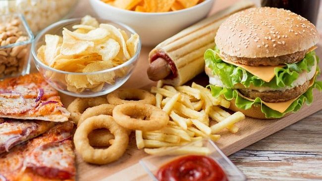 Những người thường xuyên ăn các thực phẩm nhiều dầu mỡ, thức ăn nhanh là đối tượng có nguy cơ béo phì cao