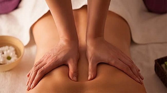 Massage là một trong những liệu pháp giúp giảm đau người bị thoát vị đĩa đệm