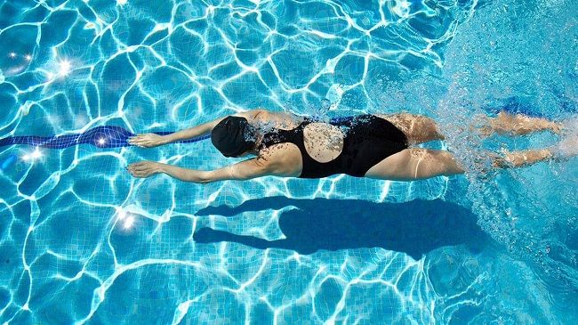 Sự kết hợp vận động của cơ, xương, khớp khi bơi sẽ giúp tăng độ dẻo dai, linh hoạt cho cơ thể người bệnh