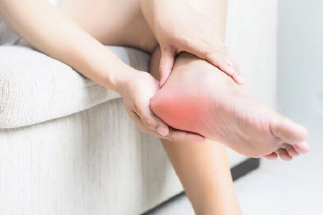 Bệnh gout có thể gây đau gót chân